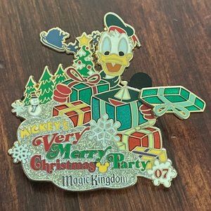 2007 Limited Edition Moving Very Merry Christmas Party Donald Duck Pin